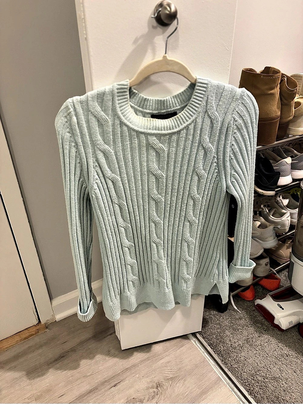 Banana Republic Cable Knit Sweater in Green Size Medium Like New